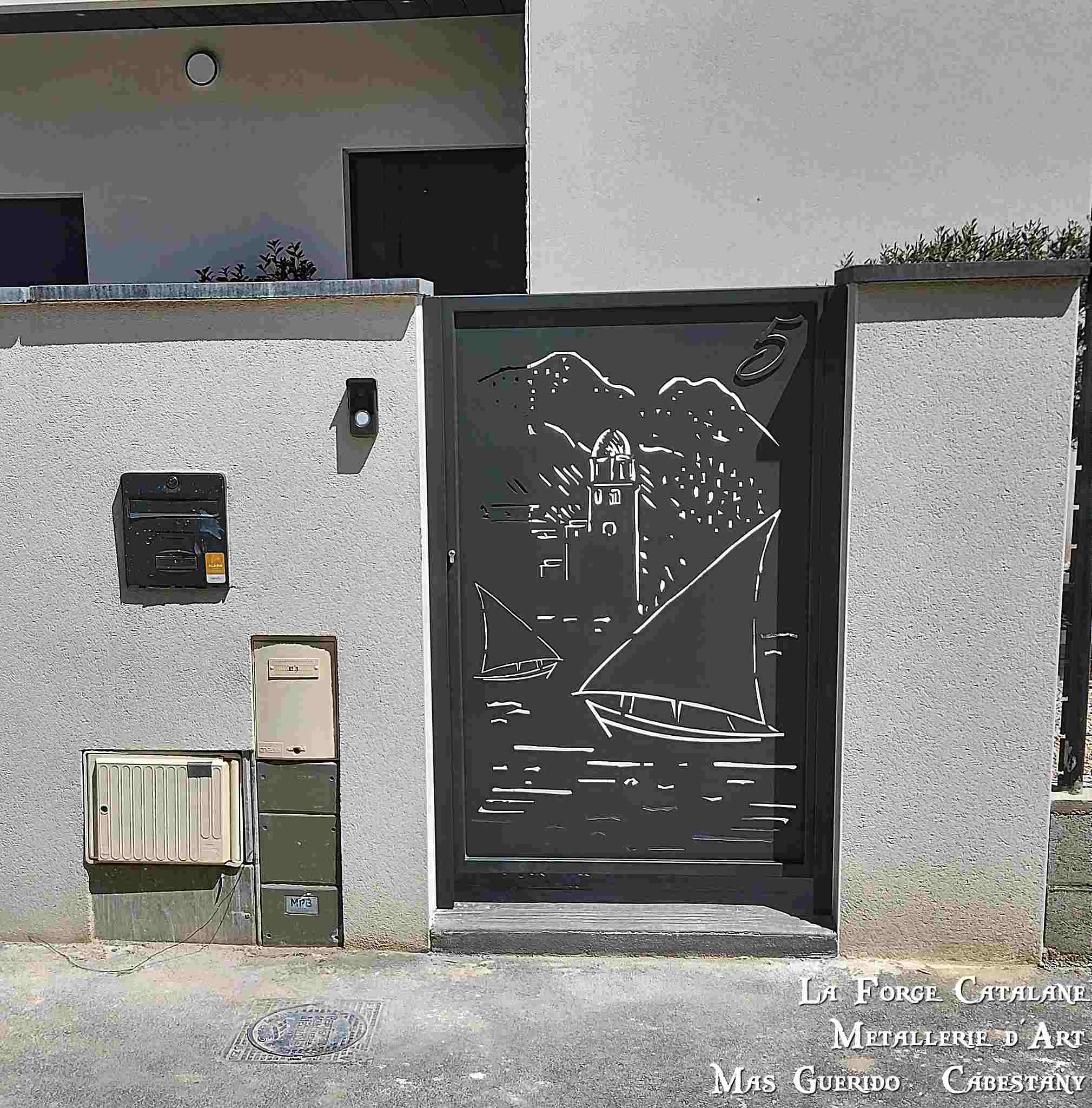 portillon avec motif decoupe au laser collioure forge catalane.jpg